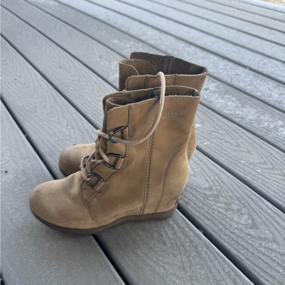 Sorel Hidden Wedge Lace Up Boots Size 8 Tan